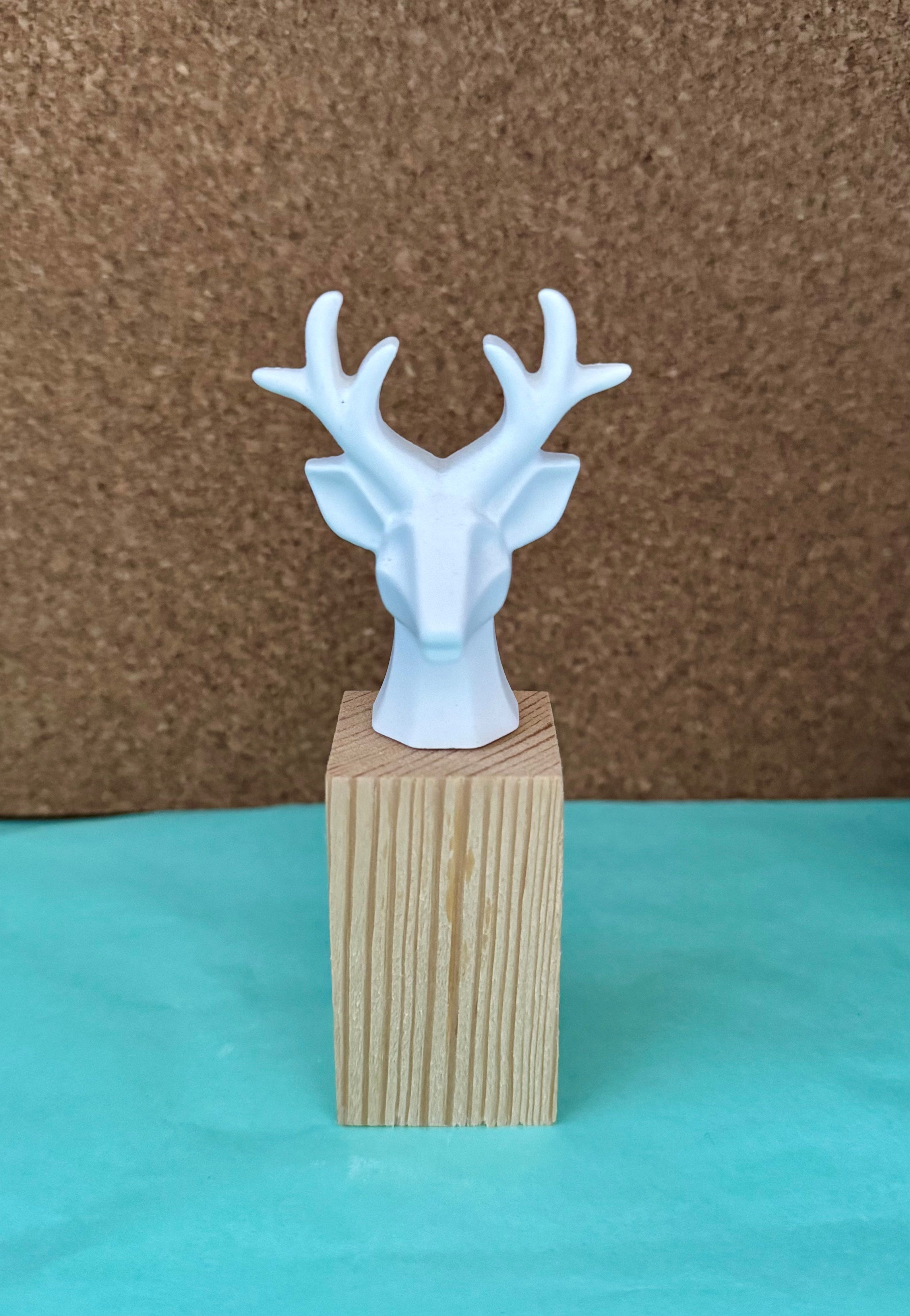 Hirsch auf Holzsockel